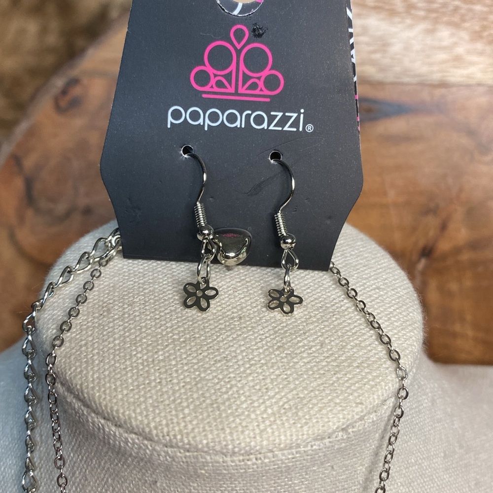Paparazzi NWT 18” Necklace with Earrings. Beautiful Amber gold crystal on silver - Picture 5 of 6